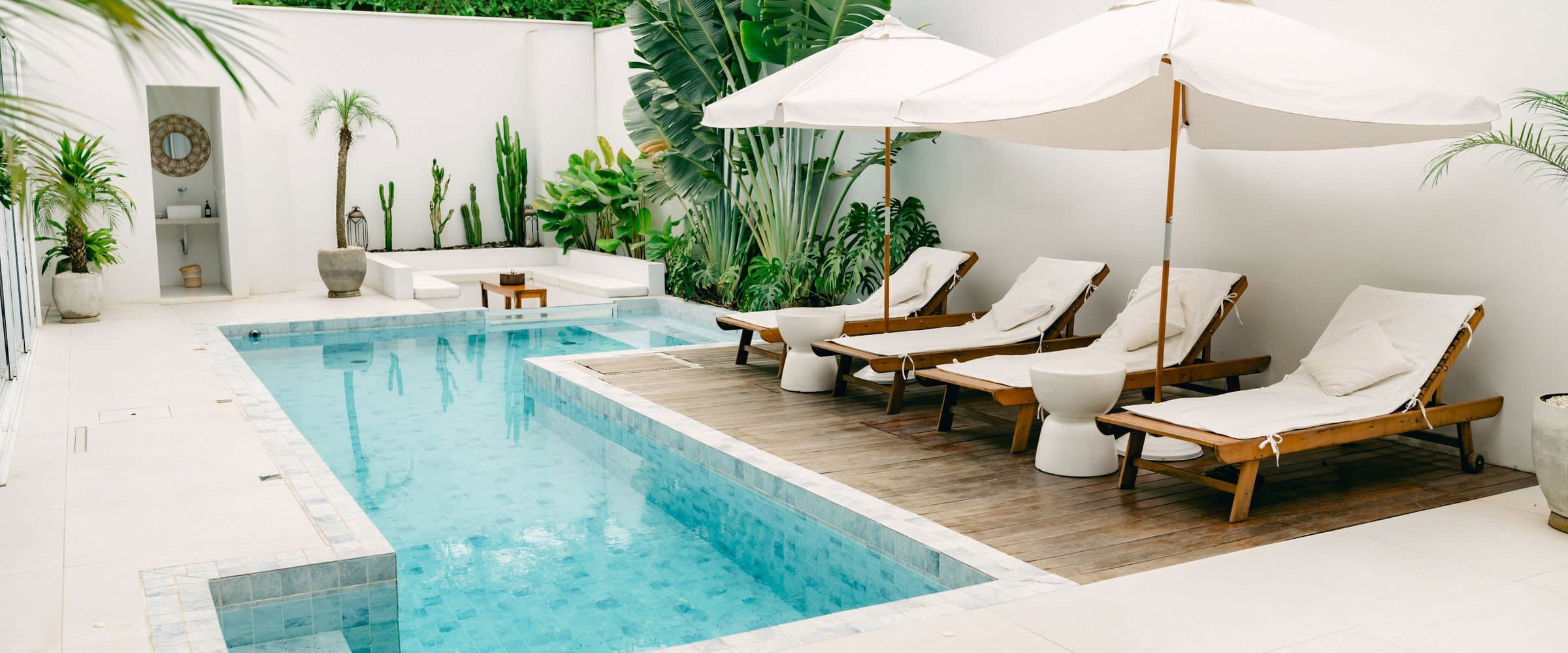 O pátio interno do OLISA Boutique Hotel, com a piscina e a fachada branca